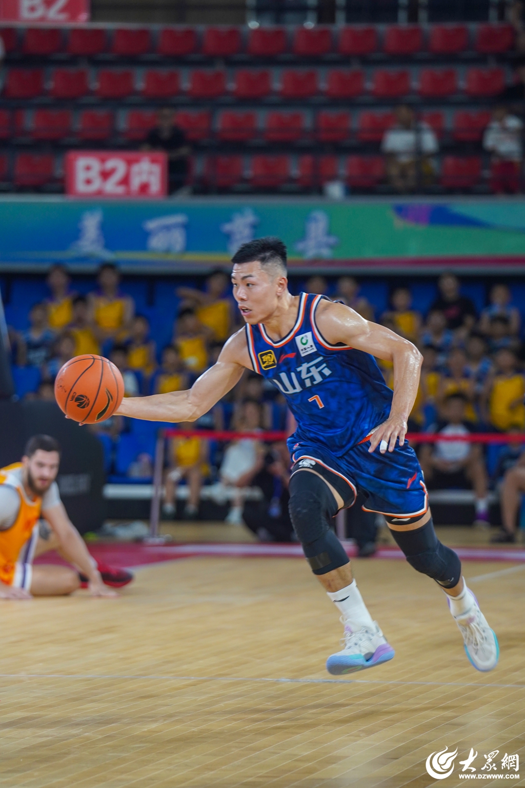 电竞娱乐平台-包含赛地聚焦：NBA常规赛今夜热度飙升，山东男篮调整名单，引发热议，训练强度明显提升的词条